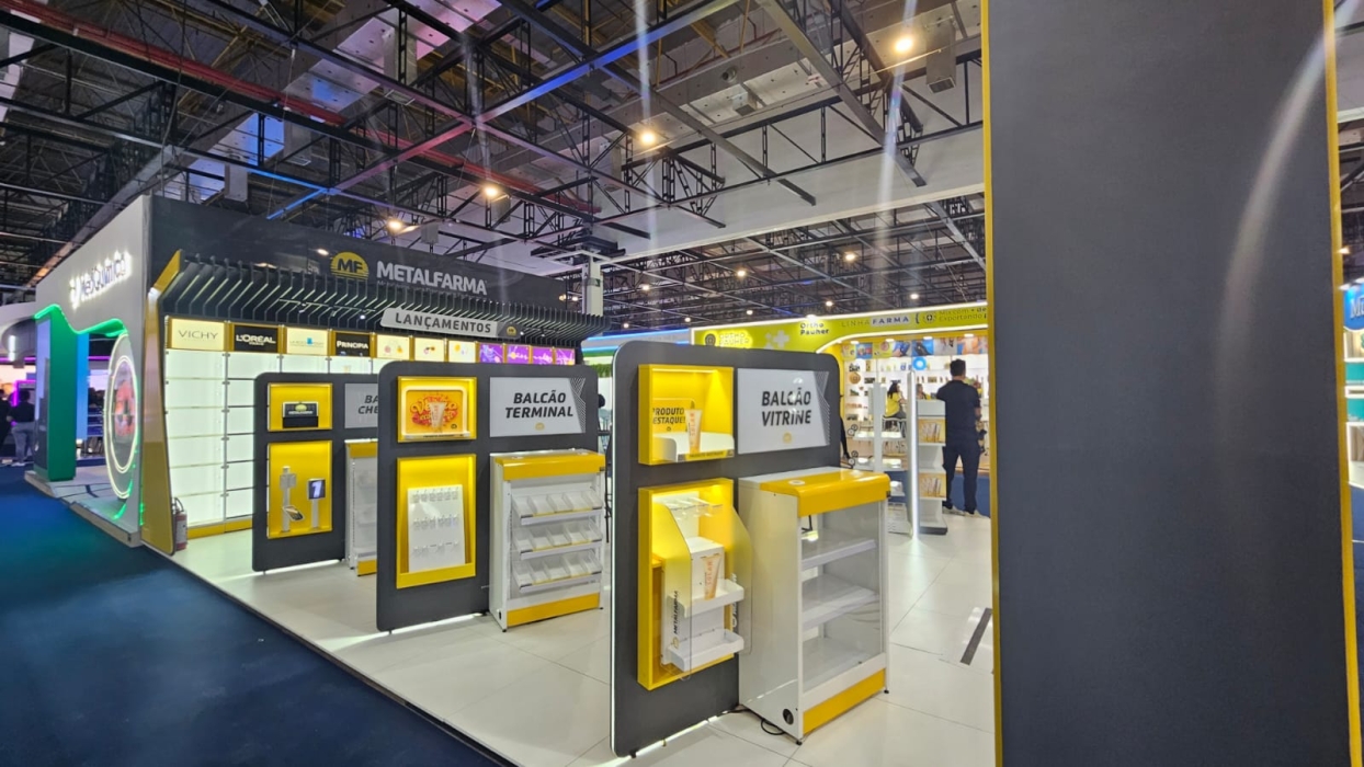 Displays versáteis visibilizam trade e marcas próprias nas farmácias