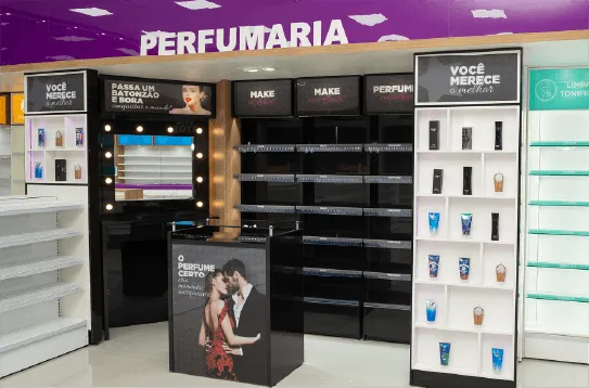 Imagem de uma parte da loja com produtos com identidade visual